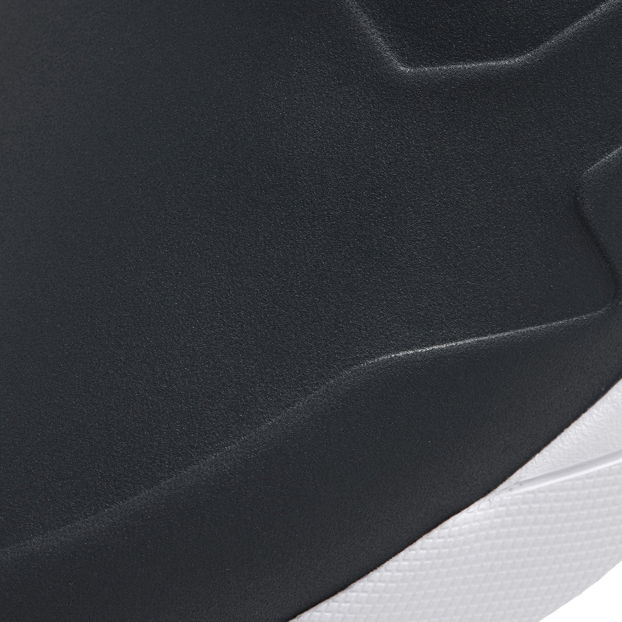 The Nuage Mega Spikeless Golf Shoes