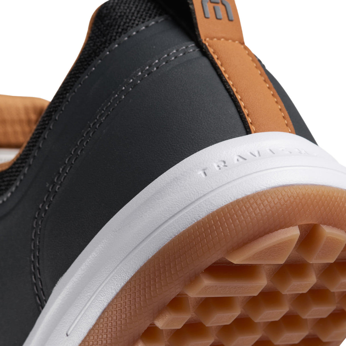 The Nuage Mega Spikeless Golf Shoes